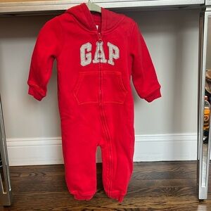 Baby Gap red one piece zip up hoodie
12-18 monthss